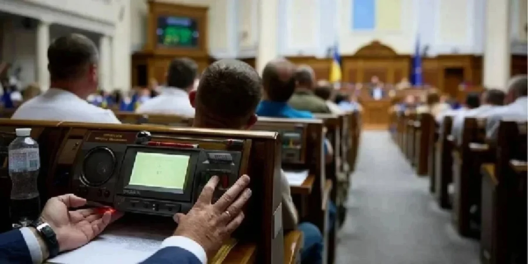 Фінанси тижня: зміни до держбюджету, новий податок на онлайн-продажі та оприлюднені зарплати урядовців