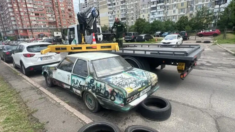 Київ очищують від покинутих авто: на вулицях триває масштабне прибирання занедбаних машин (фото)