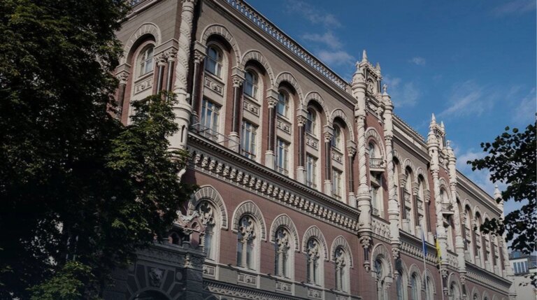 НБУ вже третій тиждень поспіль вливає понад $1 млрд на міжбанк: що стоїть за масштабними продажами валюти