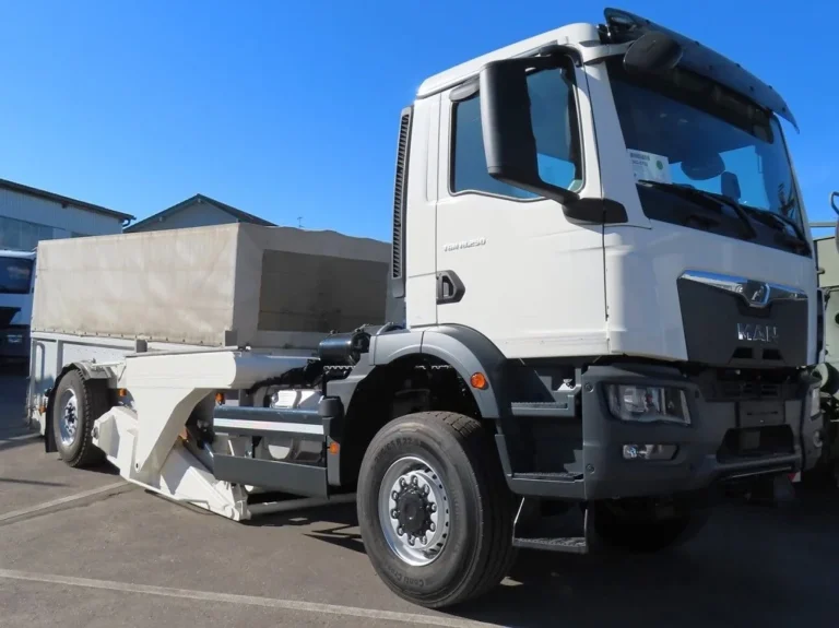 Mercedes-Benz перетворився на MAN: детальний демонтаж та модернізація