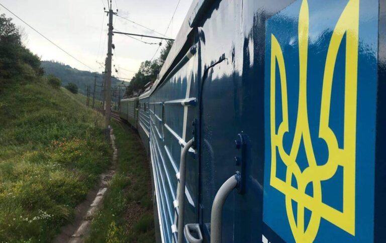 Після атаки РФ Укрзалізниця змінює маршрути та графік руху потягів