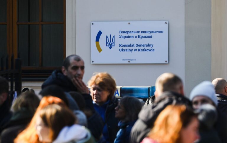 Українські діти за кордоном: спрощено консульський облік. Що змінилося?